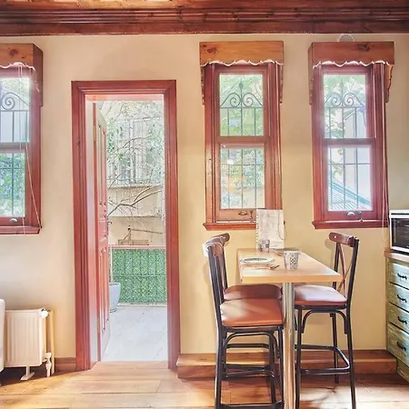 Cozy With A Private Garden Apartment