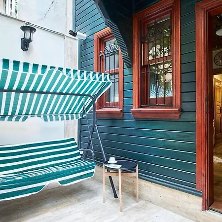 Cozy With A Private Garden Apartment *